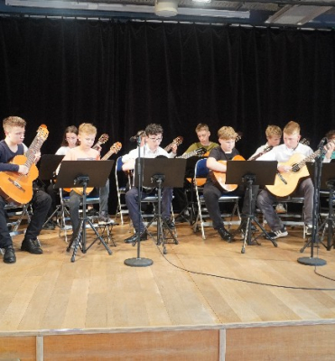 Koncert kytarového oddělení v Knihovně města Hradce Králové